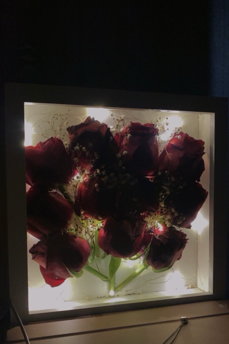 sudeedede's tweet image. o bana sadece solup giden bir cicek aldigini saniyor..