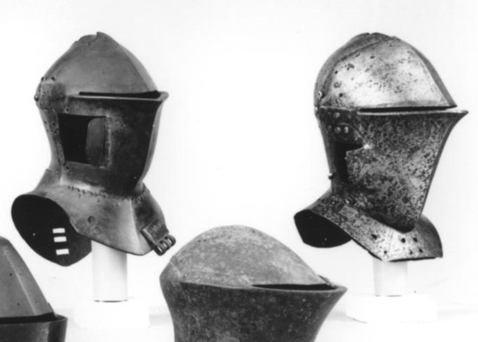 CallumWellsillu's tweet photo. @Knightly_Hist They have so much character! The Gostwick and Stowe helms are two of my fave chinny examples - displayed at the Royal Armouries UK. Both are a bit beefier than the above example but still have a nice shaping. Cant forget to mention those little doors/windows https://t.co/Y2MD9uK99g