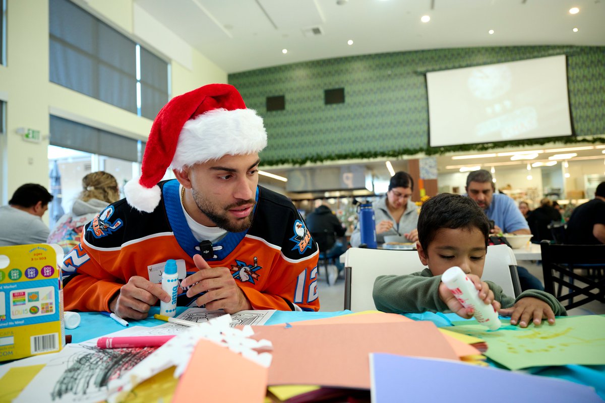Last week, we were thrilled to hang out at the Ronald McDonald House Charities of San Diego!

Sandy Claus, Justin Bailey, Nico Myatovic and Tristan Luneau passed out Gulls goodies and learned some new art skills from everyone there!

💙🧡💙🧡