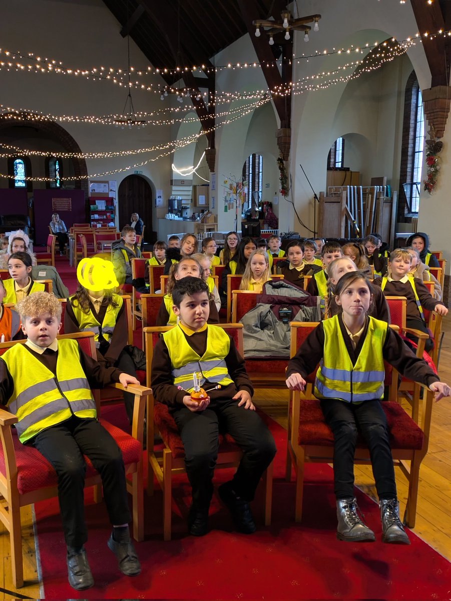 EastfieldPSHull's tweet photo. Year 4 really enjoyed visiting the church today to hear the story of Christmas and learn about symbols of light for Christians. #eps4AB #eps4JH #eps4AH #epsRE https://t.co/ypFj6OStQX