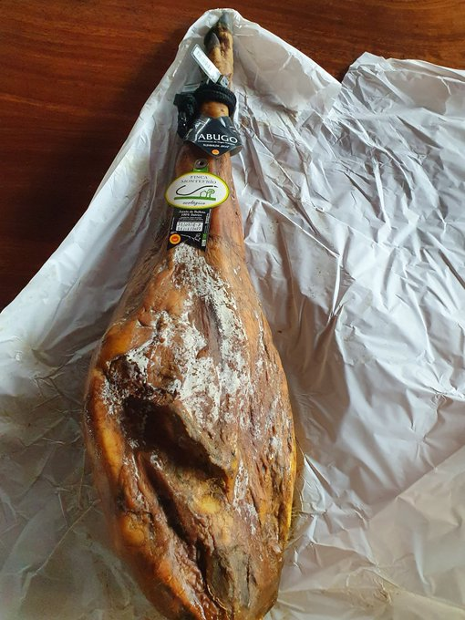 atasteofspain's tweet image. Unboxing can't get any better than this 👏👏👏
#Ibérico #ham #food #Spain
