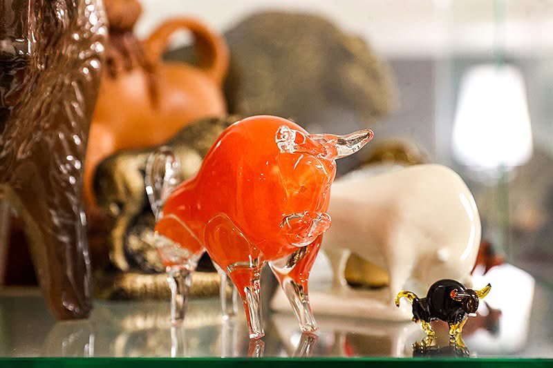 BelarusMFA's tweet photo. 🤳🗺️📲 NATIONAL SYMBOL: Bison Museum opens in Brest

A museum featuring a unique collection of bison figurines has opened in Brest!

The bison figurines are made from a wide variety of materials. The vast majority are crafted from wood - oak, linden, birch, larch, pine, and other species. The exhibition features bisons made of steel, bronze, porcelain and faience, glass, linen and wool, fabric, straw, ceramics, amber, chocolate, and even plasticine. The most miniature exhibit is about 1cm tall.