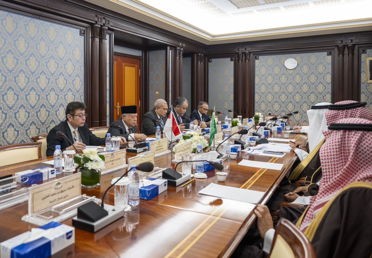 لجنة الصداقة البرلمانية السعودية الإندونيسية في #مجلس_الشورى برئاسة عضو المجلس رئيس اللجنة الدكتور علي العلي، تلتقي بمقر المجلس سعادة سفير جمهورية إندونيسيا لدى المملكة الدكتور عبدالعزيز أحمد.