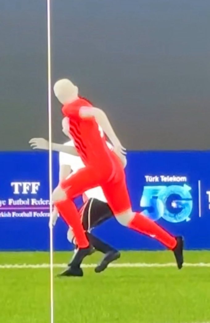 VAR incelemesi sonucu ofsayt yok diye görüntüsünü verdikleri pozisyon ofsayt. Dalga geçiyorlar artık.