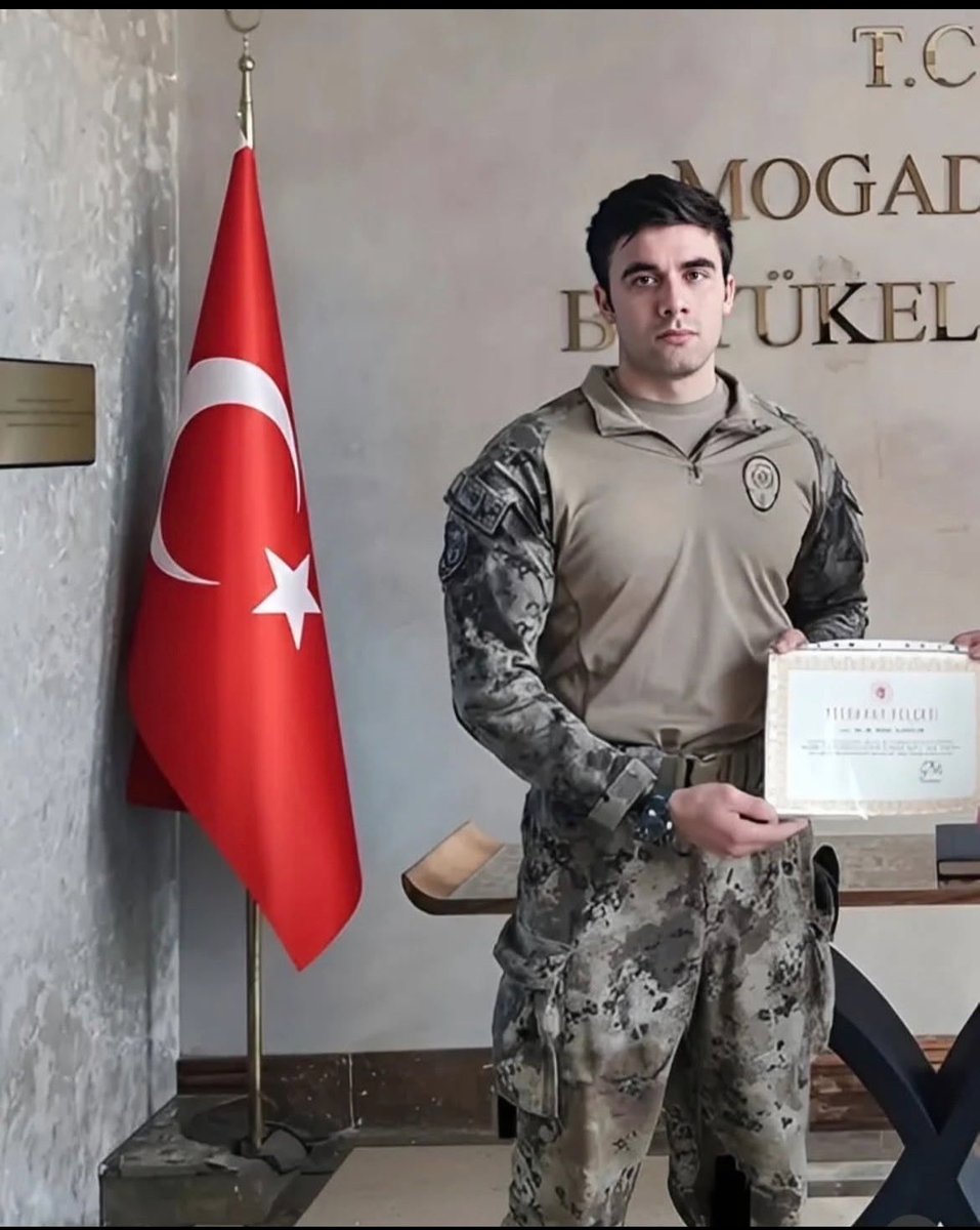‘’Dağ gibi yiğitleri toprağa verdik.
Toprak utandı, su utandı ama onlar asla utanmadı.’’

Şehit Özel Harekât Polisi Emre Albayrak.
🇹🇷
