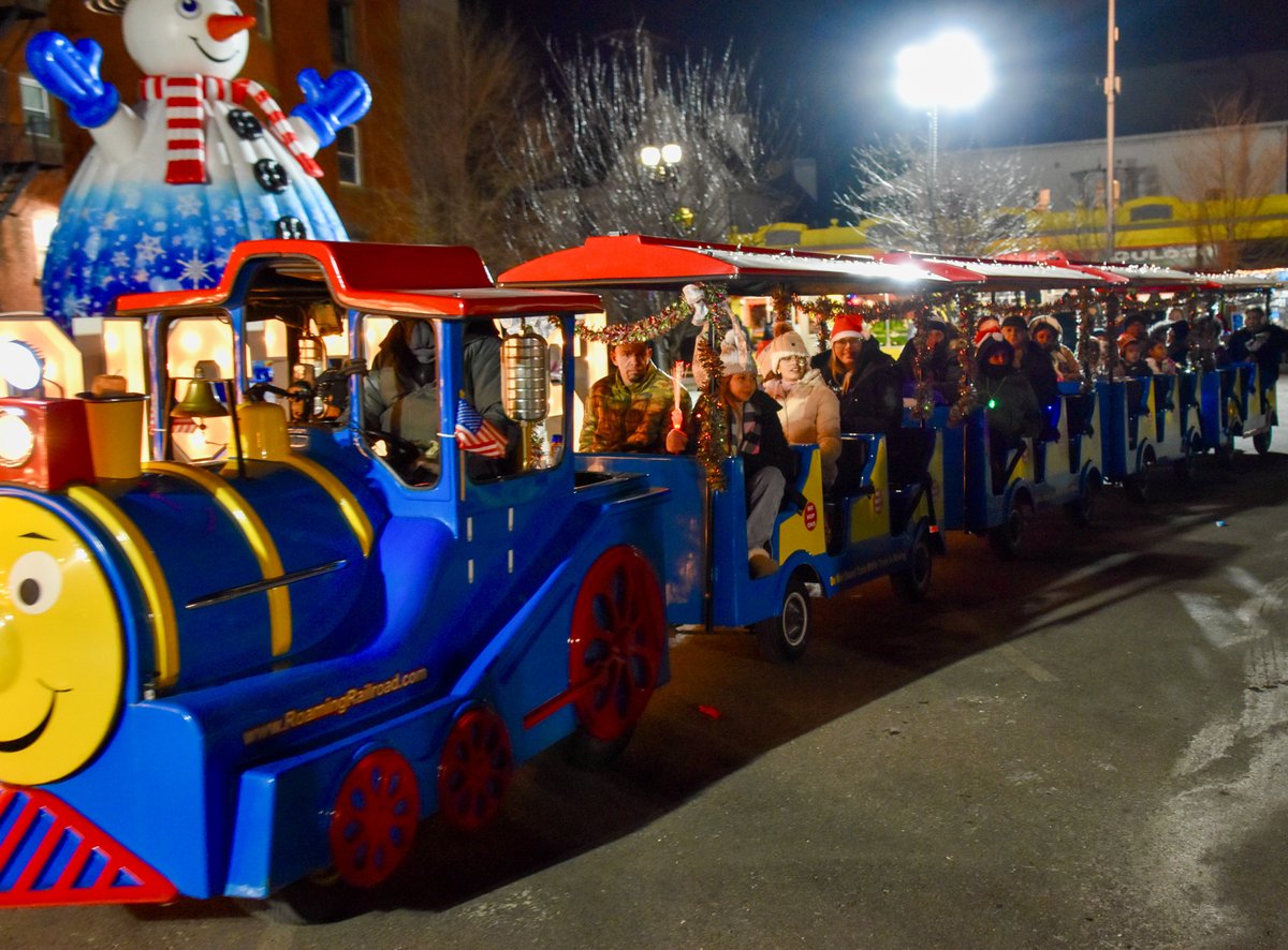 SalDiDomenico's tweet image. We had a great time at the tree lighting ceremonies in Chelsea and Everett!

#ChelseaMA #EverettMA