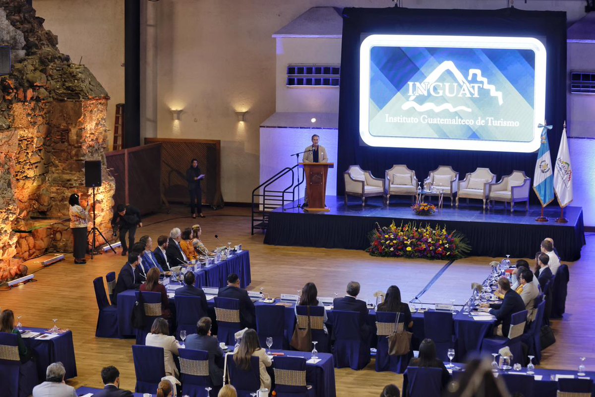 CIV_Guatemala's tweet photo. En la reunión participaron también representantes del Ministerio de Economía, INGUAT, aerolíneas y el Ministerio de Comunicaciones, Infraestructura y Vivienda, sumando esfuerzos como parte del #PlanConecta. https://t.co/wlR0yIhP70