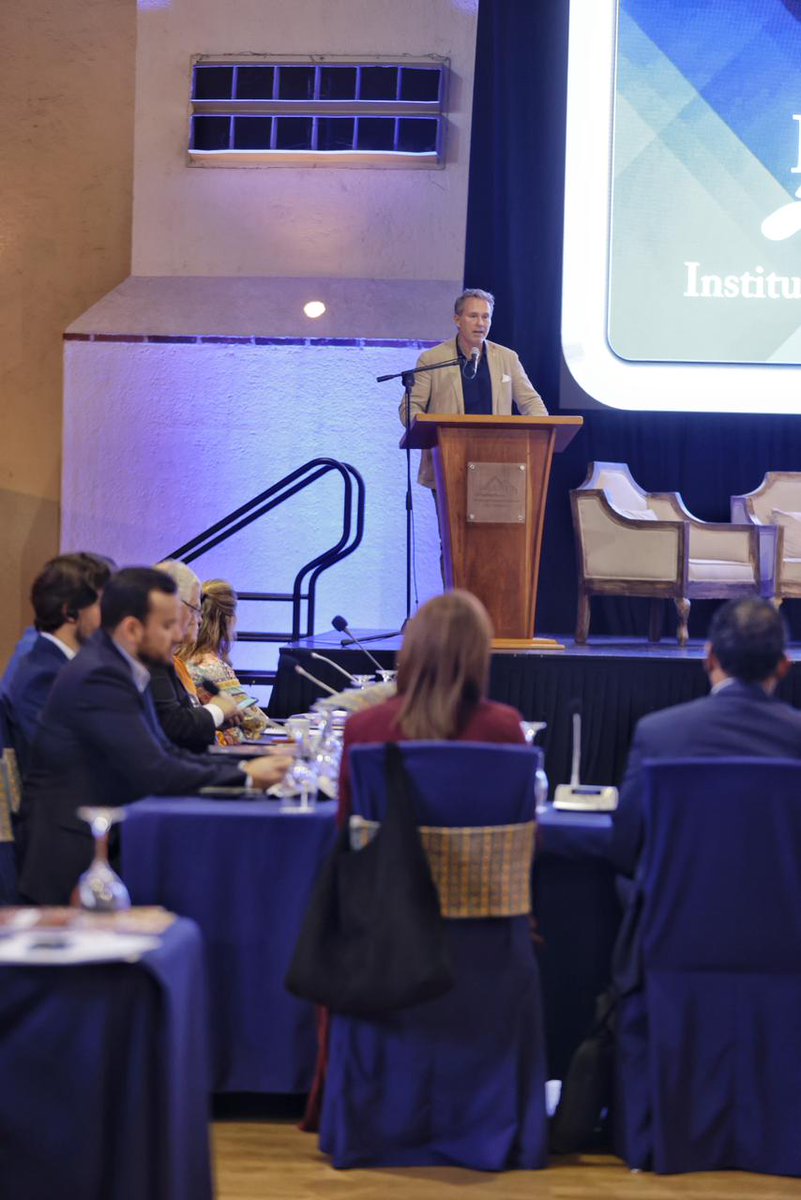 CIV_Guatemala's tweet photo. En la reunión participaron también representantes del Ministerio de Economía, INGUAT, aerolíneas y el Ministerio de Comunicaciones, Infraestructura y Vivienda, sumando esfuerzos como parte del #PlanConecta. https://t.co/wlR0yIhP70