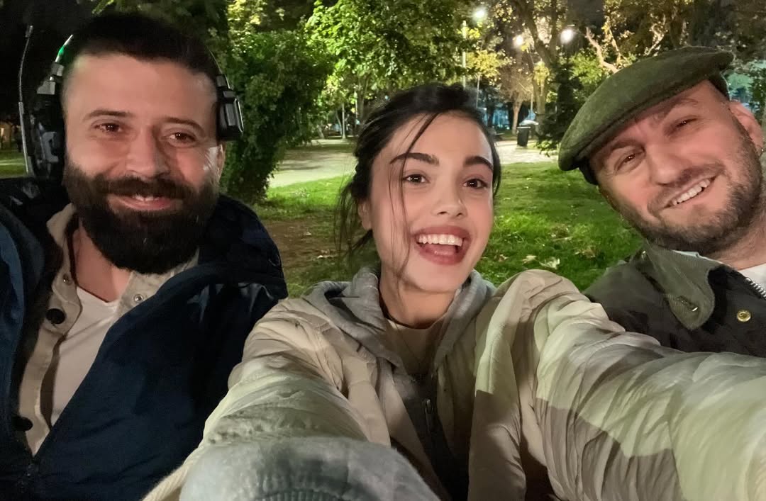 sinelancer's tweet photo. Lizge Cömert #Çarpıntı dizisine veda paylaşımı yaptı 🥰

#LizgeCömert #KeremBursin https://t.co/6bRTwKFjec