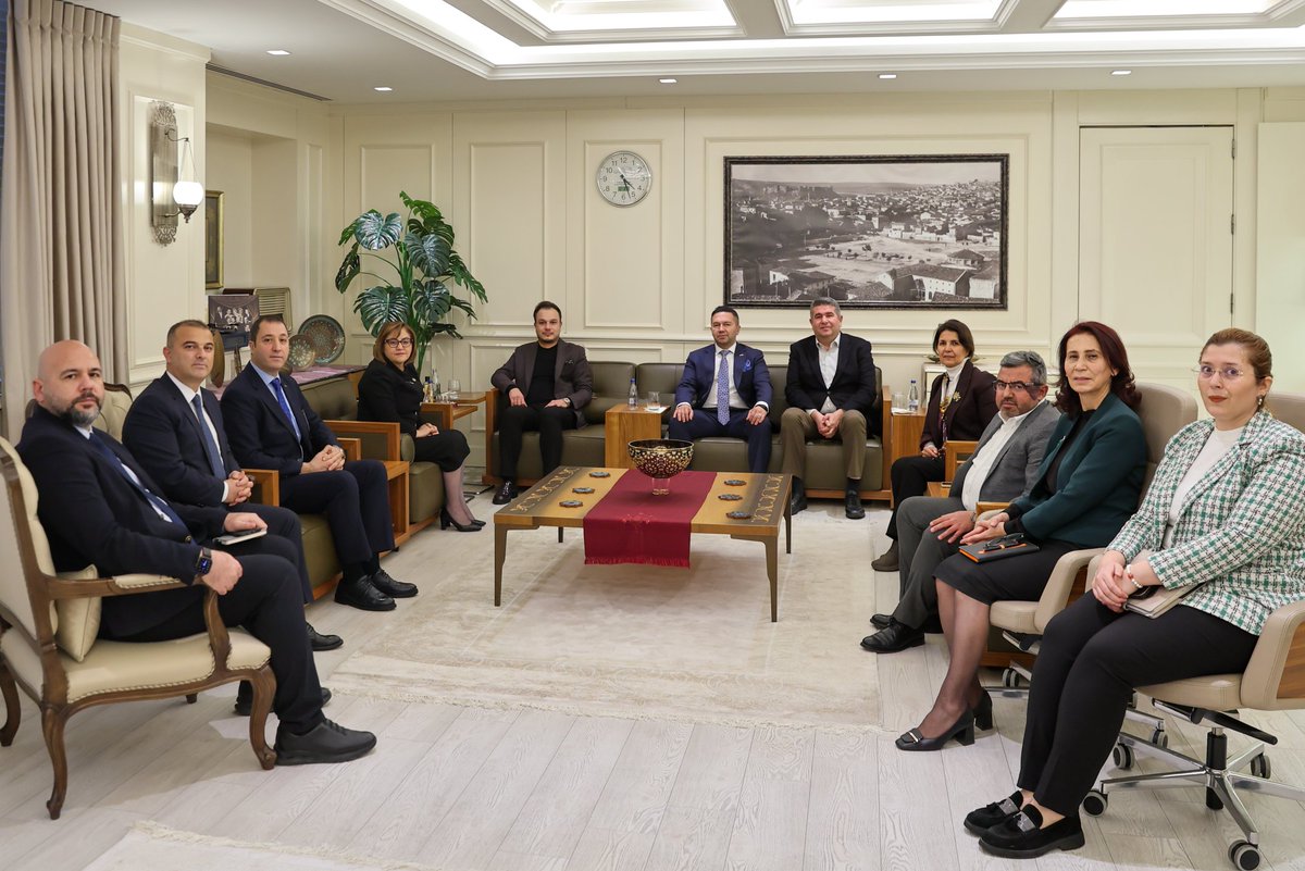 gatodorg's tweet photo. Gatod Yönetim Kurulu olarak Gaziantep Büyükşehir Belediye başkanımız Sn Fatma Şahin 'i ziyaret ettik. 
Sn bakanımız ve değerli daire başkanlarımızla şehrimiz turizmini daha ileri taşımak için halihazırda süren ve planlanacak programlar hakkında görüş alış verişi yaptık https://t.co/N6DCPWe0Uo