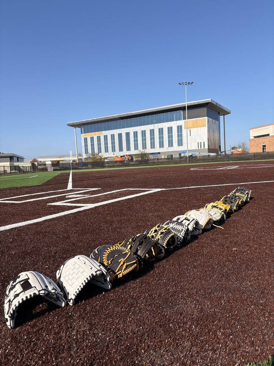 SoftballTemple's tweet image. Glove Day 😍🤩#YahLeps