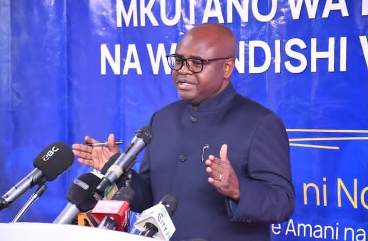 Octavianlasway's tweet photo. Maoni Kuhusu Hotuba ya Waziri Mh Kitila Mkumbo @kitilam  na Mustakabali wa Vijana Katika Sekta ya Viwanda

Nimemsikiliza kwa umakini mkubwa Waziri wetu Mheshimiwa Kitila Mkumbo, na kwa dhati napenda kumpongeza kwa namna alivyofafanua kwa kina mwelekeo wa wizara yake katika kuchochea uwekezaji nchini. Maelezo yake yameonesha dira, matumaini, na mwelekeo chanya wa kujenga msingi imara wa uchumi wa viwanda.

Ninaenda moja kwa moja kwenye eneo linalochochea fikra za wengi wetu nafasi ya vijana katika ujenzi wa viwanda. Umeweka bayana mpango wa kuanzisha knowledge and skills hubs, upatikanaji wa maeneo ya kufanya kazi, pamoja na mitaji ya kuanza uzalishaji. Hii ni hatua kubwa na ya kihistoria. Hata hivyo, napenda kusisitiza hoja moja muhimu: viwanda hivi viwe na mwelekeo wa kikanda, kama ulivyobainisha kuwa mpango huu utafika kila mkoa. Hili litasaidia kuibua uzalishaji kulingana na rasilimali, soko, na mahitaji ya kila eneo.

Pili, napendekeza tuanze kwa kubaini bidhaa ambazo kwa sasa tunaagiza kutoka nje ilhali zina matumizi ya kila siku, hususan za nyumbani na kilimo. Mfano: sahani, vijiko, sufuria, majembe, mapanga, visu, toroli, pamoja na baadhi ya vifaa vidogo vya umeme kama tochi, kettle, na heater n.k . Ni jambo la aibu kwa taifa lenye watu, malighafi, na soko kubwa kuendelea kuagiza bidhaa hizi kwa wingi kutoka nje. Kwa hali ilivyo sasa, tumetengeneza jamii ya wafanyabiashara wadogo wa reja reja (machinga) badala ya kuwa wazalishaji wa viwandani.

Katika hotuba yako umezungumzia vyema sana juu ya uzalishaji na ajira. Hata hivyo, kwa masikitiko, sikusikia msisitizo wa kulinda masoko ya bidhaa zitakazozalishwa na vijana hawa. Nilitarajia kusikia kauli ya wazi kwamba, kwa mfano, baada ya miaka miwili, Tanzania haitaruhusu tena uingizaji wa baadhi ya bidhaa ambazo tayari zitakuwa zinazalishwa ndani ya nchi hasa kupitia kampuni za vijana.

Ukweli ni huu: huwezi kuhamasisha uzalishaji bila kulinda soko. Haiwezekani vijana wakapewa mikopo, maeneo, na mafunzo, halafu wakati huohuo soko liendelee kufurika bidhaa za nje zinazoshindana na bidhaa zao kwa bei na wingi. Endapo hali hii itaendelea, ni lazima tukiri kwamba ile mikopo haitarudi, viwanda vitaanguka, na mipango mizuri ya serikali itageuka kuwa white elephant.

Mimi binafsi, pamoja na wenzangu, tunajiandaa kuja kwa umakini mkubwa kuichambua fursa hii. Tuna shauku ya dhati ya kuingia kwenye uzalishaji wa bidhaa ambazo kwa sasa tunaagiza kutoka nje hasa kwa kuwa tuna soko kubwa ndani ya Tanzania na katika nchi jirani. Tuko tayari kuwekeza, kuchukua fursa, na kujenga viwanda lakini tunahitaji sera thabiti za kulinda wazalishaji wa ndani, hasa vijana.

Kwa dhati kabisa, tunapongeza mwelekeo wa serikali katika uwekezaji na viwanda. Sasa kilichobaki ni kuunganisha uzalishaji, mitaji, ujuzi, na ulinzi wa soko kwa wakati mmoja. Hapo ndipo ndoto ya uchumi wa viwanda kwa vijana wa Tanzania itakapokuwa ya kweli, si ya maandishi kwenye makaratasi tu.

Asante.