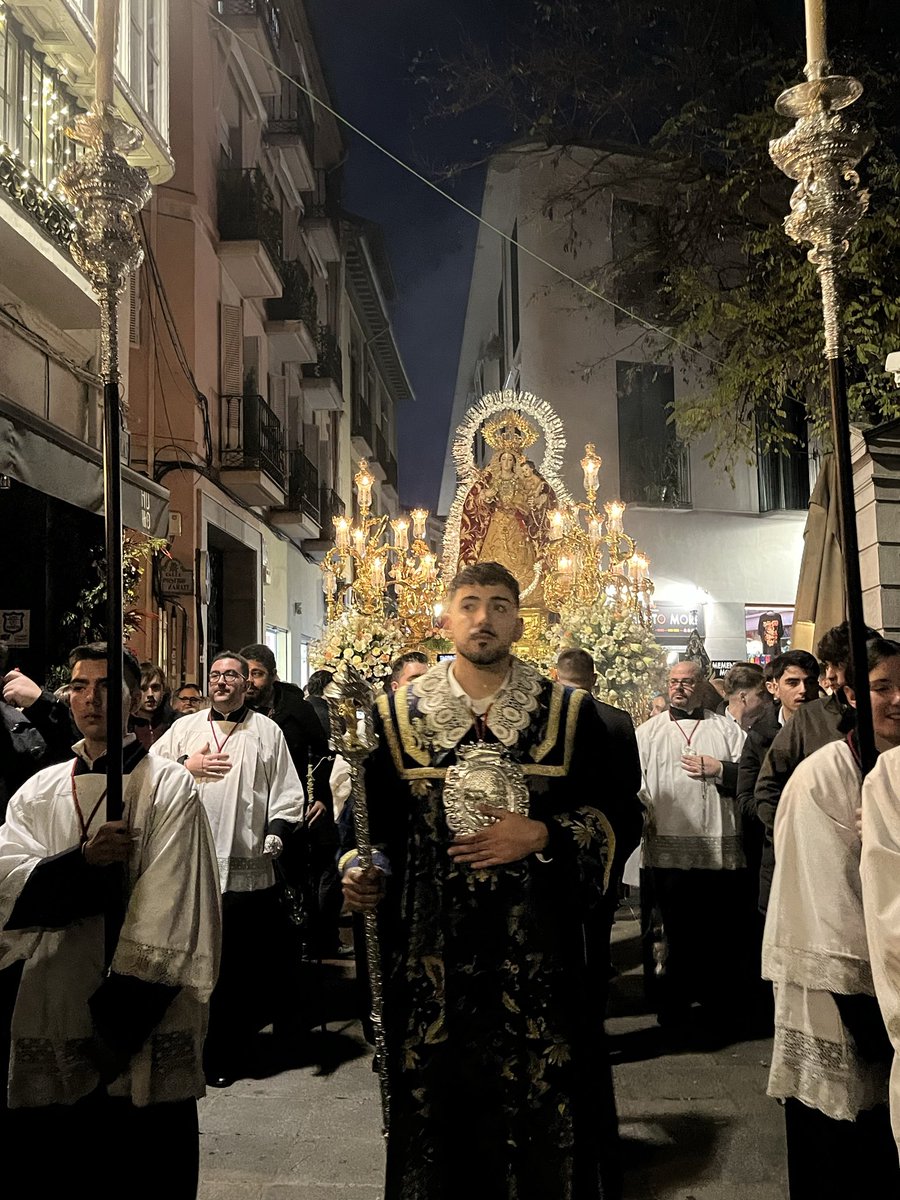 🔹 GRANADA EN LA CALLE🔹

📍  Calle Escuelas 
🕗 18:45

#VirgendelaGranada