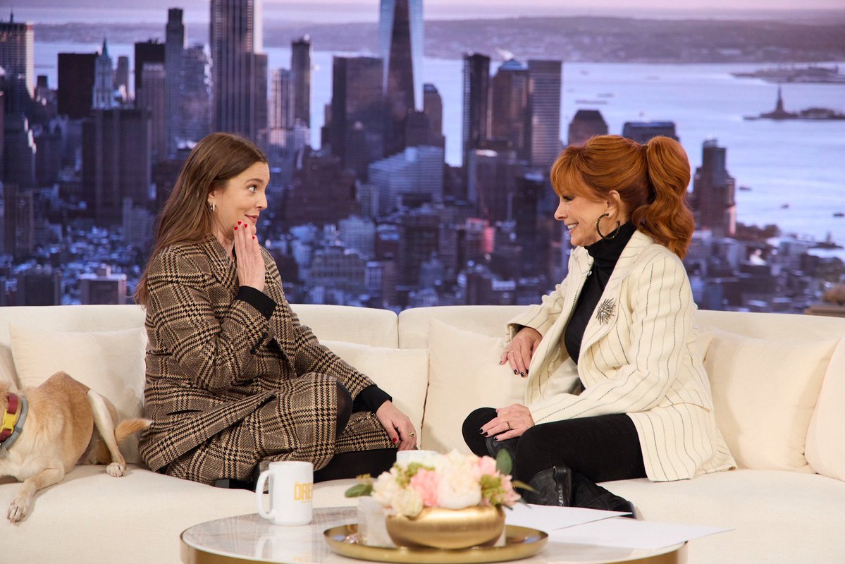 reba's tweet image. The Tots are on The @DrewBarrymore Show today! Loved catching up with Drew, who we’ve officially added to the holiday card list 💌 Be sure to check your local listings and tune in 📺