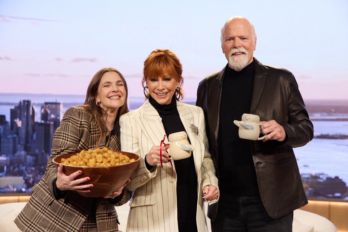 reba's tweet image. The Tots are on The @DrewBarrymore Show today! Loved catching up with Drew, who we’ve officially added to the holiday card list 💌 Be sure to check your local listings and tune in 📺