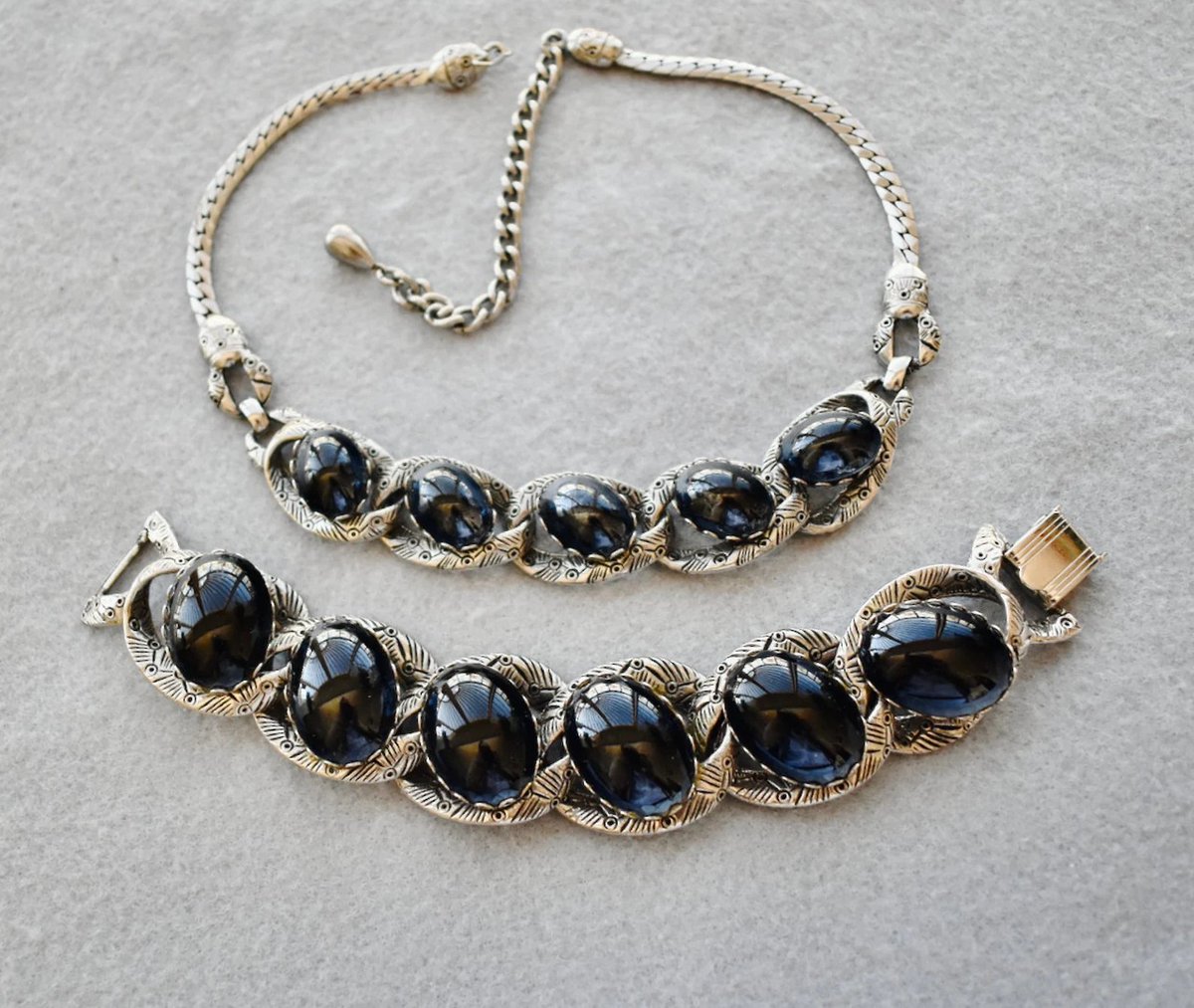 LynnErinsmom's tweet image. etsy.com/listing/440399…
#VintageJewelry #VintageFashion #Selro #SelroSet #SelroDesigner #NecklaceAndBracelet #BlackCabochonJewelry #MidCenturyJewelry #DesignerJewelry #WomenTeenGirls #GiftForHer #HighClassHighway