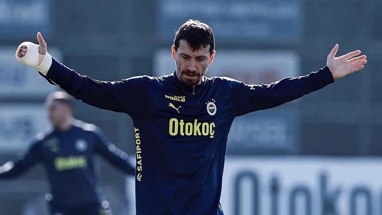 Allah senin belanı versin biz saha içinde kalmaya çalıştıkça bizi daha da olayın içine soktuğun yetmedi. Şimdide bu bombayı patlattın, sana kaptanlık verenlerinde Allah belasını versin.