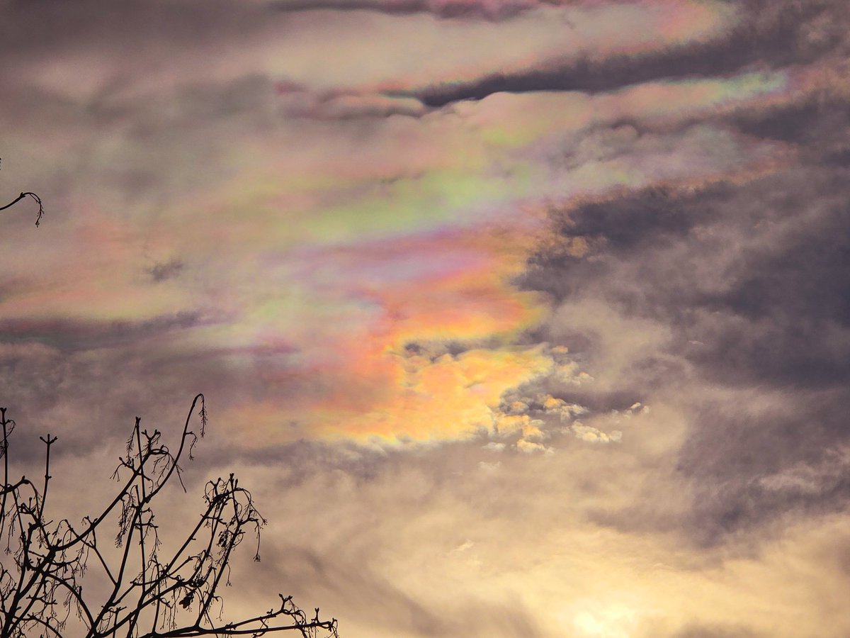 What causes these colours as seen over wintersett today <a href="/Hudsonweather/">Paul Hudson</a> <a href="/kerriegosneyTV/">Kerrie Gosney</a> <a href="/bbcweather/">BBC Weather</a> <a href="/itvweather/">ITV Weather</a> <a href="/metoffice/">Met Office</a>