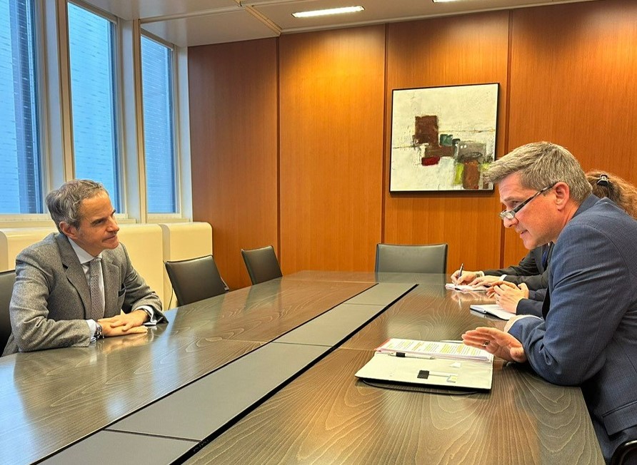 IFSN_CH's tweet photo. Rafael Grossi @rafaelmgrossi , directeur général de l'AIEA @iaeaorg , et Marc Kenzelmann, directeur de l'IFSN, ont échangé sur des questions générales de sécurité lors de la 58e réunion de la Commission on Safety Standards à Vienne. La Suisse la préside jusqu'en 2027. https://t.co/EkkpyHWNqY