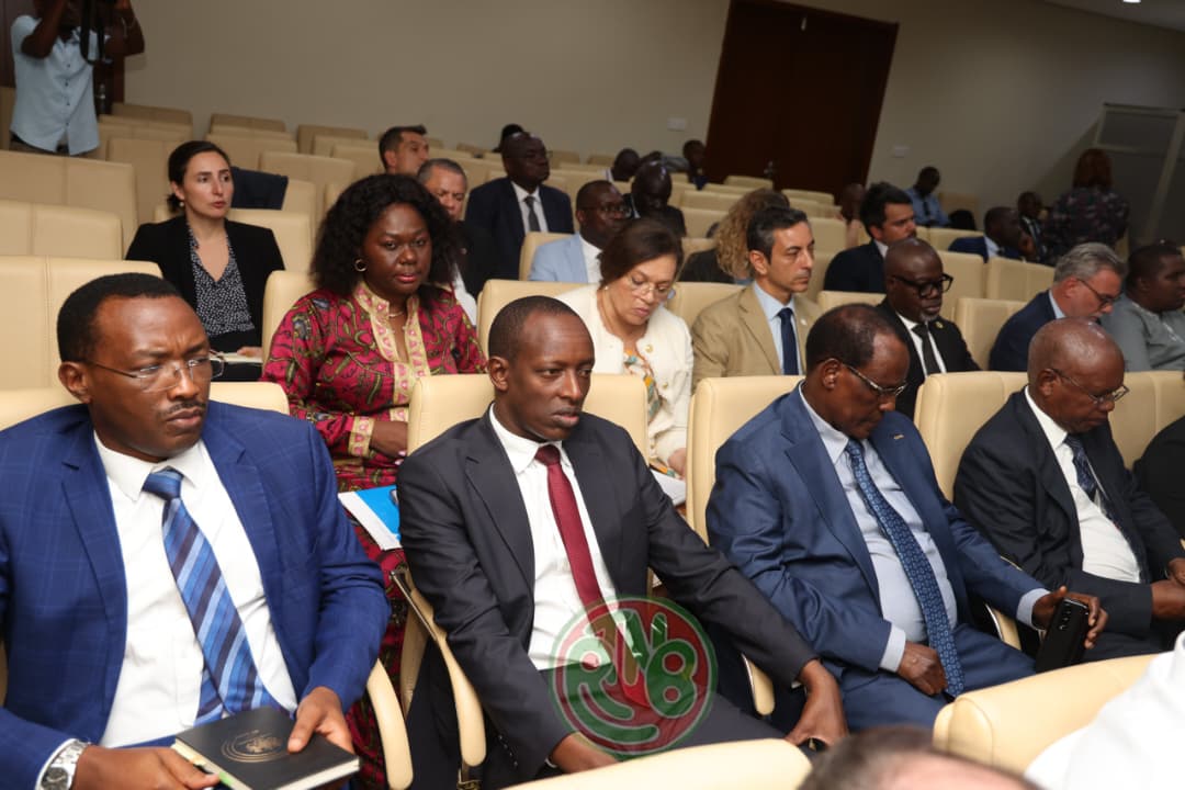 RTNBurundi's tweet photo. Le Burundi hausse le ton face aux provocations rwandaises

Les Burundais déterminés à défendre leur souveraineté.
 
Les Burundais restent fermement engagés à défendre leur pays et à respecter les accords conclus avec les autres nations. Ils soutiennent également toute initiative visant à promouvoir la paix dans la région, dans l’espoir de voir cesser les conflits qu’ils attribuent au pays voisin, le Rwanda.

C’est ce qu’a déclaré, ce 8 décembre 2025, le Ministre de @MAEBurundi, @Edbiziman , lors d’une rencontre avec les chefs de missions diplomatiques et consulaires ainsi qu’avec les représentants d’organisations régionales et internationales accrédités au Burundi. Au centre des discussions : l’insécurité persistante à la frontière entre le Burundi et la République démocratique du Congo, que le ministre impute aux activités déstabilisatrices du Rwanda, pourtant signataire d’accords de cessez-le-feu et de restauration de la paix.

Des hostilités qui se poursuivent malgré les accords de paix.

Le Ministre @Edbiziman a affirmé que, malgré la signature d’accords destinés à mettre fin aux violences, celles-ci n’ont pas cessé. Selon lui, le Rwanda continue de déployer ses soldats et de mener des attaques contre les positions des Forces de Défense Nationale du Burundi présentes en RDC dans le cadre d’une mission de soutien à la paix et à la sécurité.

Hommage aux troupes burundaises en RDC

Il a exprimé sa profonde gratitude aux soldats burundais engagés en RDC pour leurs efforts visant à préserver la paix et à empêcher toute agression dirigée contre le territoire burundais.

Le Burundi dénonce les “manœuvres de diversion” du Rwanda

Le Ministre a dénoncé ce qu’il qualifie de stratégies de diversion de la part du Rwanda, soulignant que, malgré les engagements pris, les violences n’ont pas cessé. Il a rappelé que la présence des militaires burundais en RDC répondait à un objectif clair : protéger les frontières du pays ainsi que les citoyens burundais et leurs biens.

Pas de retrait des troupes tant que la mission n’est pas achevée

Répondant aux appels réclamant le retrait des troupes burundaises de la RDC, Édouard Bizimana a été catégorique : ce retrait n’est pas envisageable tant que leur mission n’est pas accomplie. Il a insisté sur le fait que seule la République Démocratique du Congo, partenaire du Burundi dans cet engagement, peut décider d’un éventuel retrait.

Appel à la vigilance des organisations internationales

Le Ministre a exhorté les organisations internationales à suivre de près la situation, rappelant notamment un bombardement survenu dans la province de Cibitoke qui a coûté la vie à deux civils : un enfant de 12 ans et une femme.

Un message de réassurance à la population

Il a tenu à rassurer les Burundais, affirmant que la sécurité du pays et de ses frontières est pleinement assurée. Il a salué la cohésion et la détermination de la population, qui se tient solidairement derrière son armée engagée dans le rétablissement de la paix.

Appel à poursuivre les efforts de développement

Le Ministre a encouragé les citoyens à continuer sereinement leurs activités de développement et à ne pas céder à la peur.

Avertissement clair contre toute provocation

Enfin, il a averti que toute attaque visant les citoyens burundais ou les soldats déployés en RDC ne sera jamais tolérée. Bien que le Burundi ne souhaite pas la guerre et privilégie une coexistence pacifique avec ses voisins, il reste déterminé à répondre avec fermeté et sans ambiguïté à toute tentative de violation de son territoire.