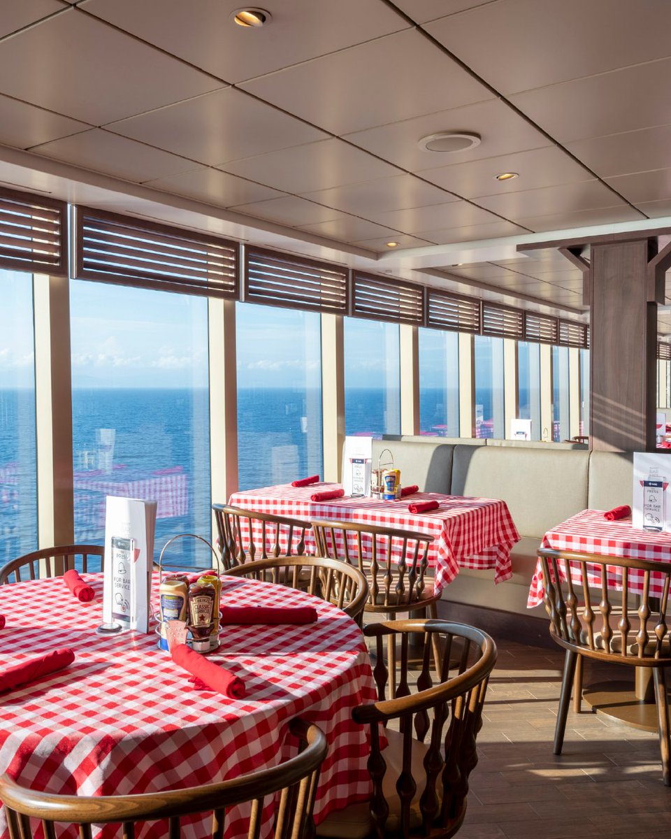 MSCCruzeiros's tweet photo. Quando o jantar vira um espetáculo em alto-mar! 🍽️✨
A bordo do #MSCSeaview, você degusta menus mediterrâneos, asiáticos e churrasco americano, além de um cardápio incrível de drinks.
Conheça os itinerários da temporada 2025/2026 pela América do Sul: https://t.co/uiK9fbdEvs https://t.co/LViut9dW2l
