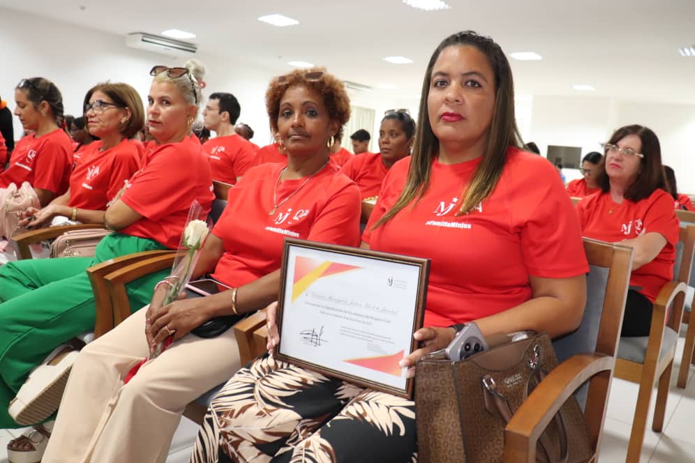 En el encuentro Lisset Castillo Soler, directora del Registro de Personas Naturales, destacó la labor abnegada de los registradores civiles de toda la isla, definiendo el logro como el "principio del futuro".

#MinjusConTodos 🇨🇺
