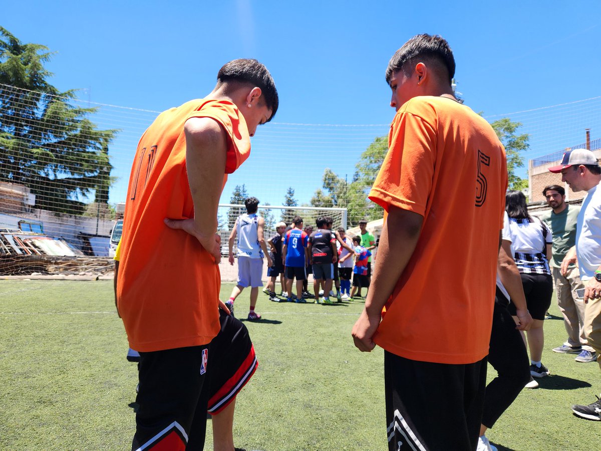 El compromiso y la solidaridad de voluntarios, empresas y pymes es fundamental para cambiar la vida de cientos de niños y jóvenes que residen en los hogares de la provincia. 

Hoy, con el apoyo de La Abadia, Buenos Muchachos Barberia y el Mercado Cooperativo de Godoy Cruz pudimos