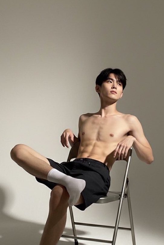 1 of them is not me 😂