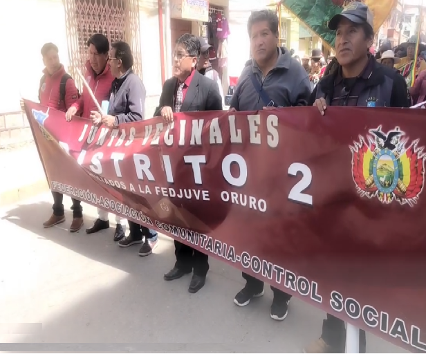 eldiario_net's tweet photo. Juntas Vecinales de Oruro y La Paz salen a las calles en protesta por el costo de vida (13:58)
Lea la nota aquí: https://t.co/MrLCbrV0z0
#ElDiarioBo #FEJUVE #Oruro #LaPaz #marcha #CongestiónVehicular #PlazaMurillo #PrecioDelPan #CostoDeVida #ProtestaSocial #ProtestaCiudadana https://t.co/XAw0VcTOjY