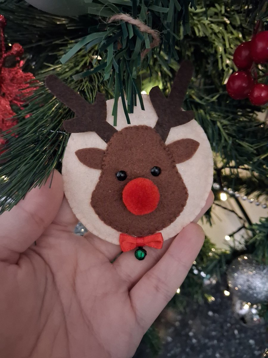 DearLuna_art's tweet photo. Decorated my Christmas Tree yesterday with the lovely @Lady_Cerberus ornament 😌💚 
And some of mine 💫 https://t.co/eqn56wMILM