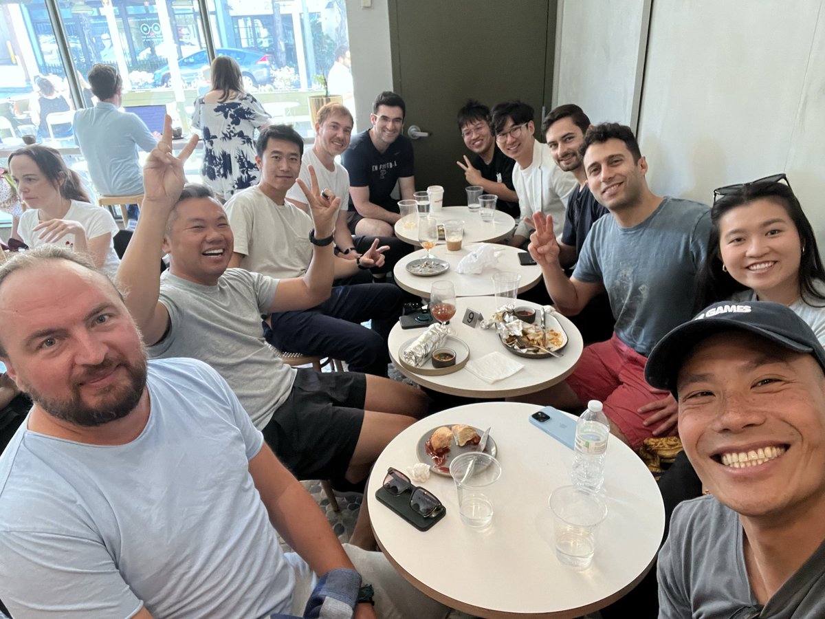 더 많은 창업자와 팀과 함께한 초기 사진이 더 많이 나오고, 2040년에 @seedrun에 참여할지 궁금해하는 내 아들의 모습과 함께 마무리하겠습니다.
태양 주위를 또 한 바퀴 돈 것을 축하합니다. 앞으로 할 일