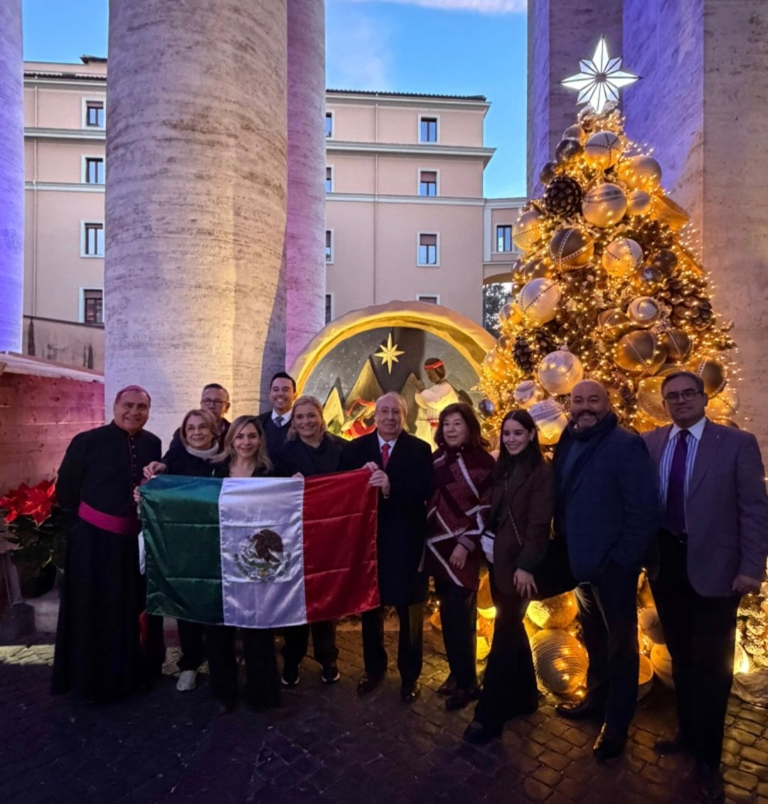 Mexico, con colorida presencia de Chihuahua, fue el país invitado en la muestra tradicional de pesebres en la columnata de Bernini de la Plaza de San Pedro (123 de 46 naciones). Musica, canto, posada. México vivo con su cultura en El Vaticano.
