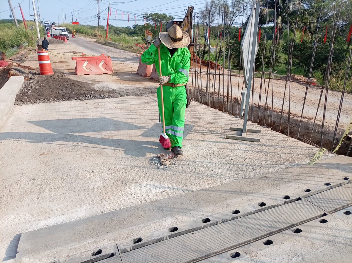 #Lunes #BuenaSemana 

🚧 Avanzamos en la reconstrucción del Puente “Calzadas II”.

📍Carretera Coatzacoalcos–Salina Cruz, tramo Minatitlán–Canticas–Coatzacoalcos (km 15+800).

🛣️ Estos trabajos permitirán mejorar la seguridad y conectividad en uno de los accesos más importantes