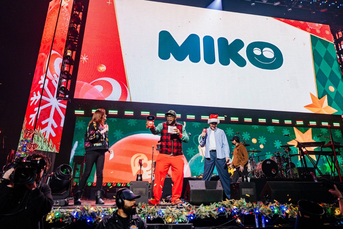 mikorobotusa's tweet photo. Miko showed up big at the iHeart Jingle Ball in Dallas, &amp; so did the holiday magic!

1000s of fans, festive lights, Christmas energy everywhere &amp; right in the middle of it all was Miko.

This year’s Jingle Ball was about joy, surprises, and creating moments you’ll remember. https://t.co/lx8EzDFFAl