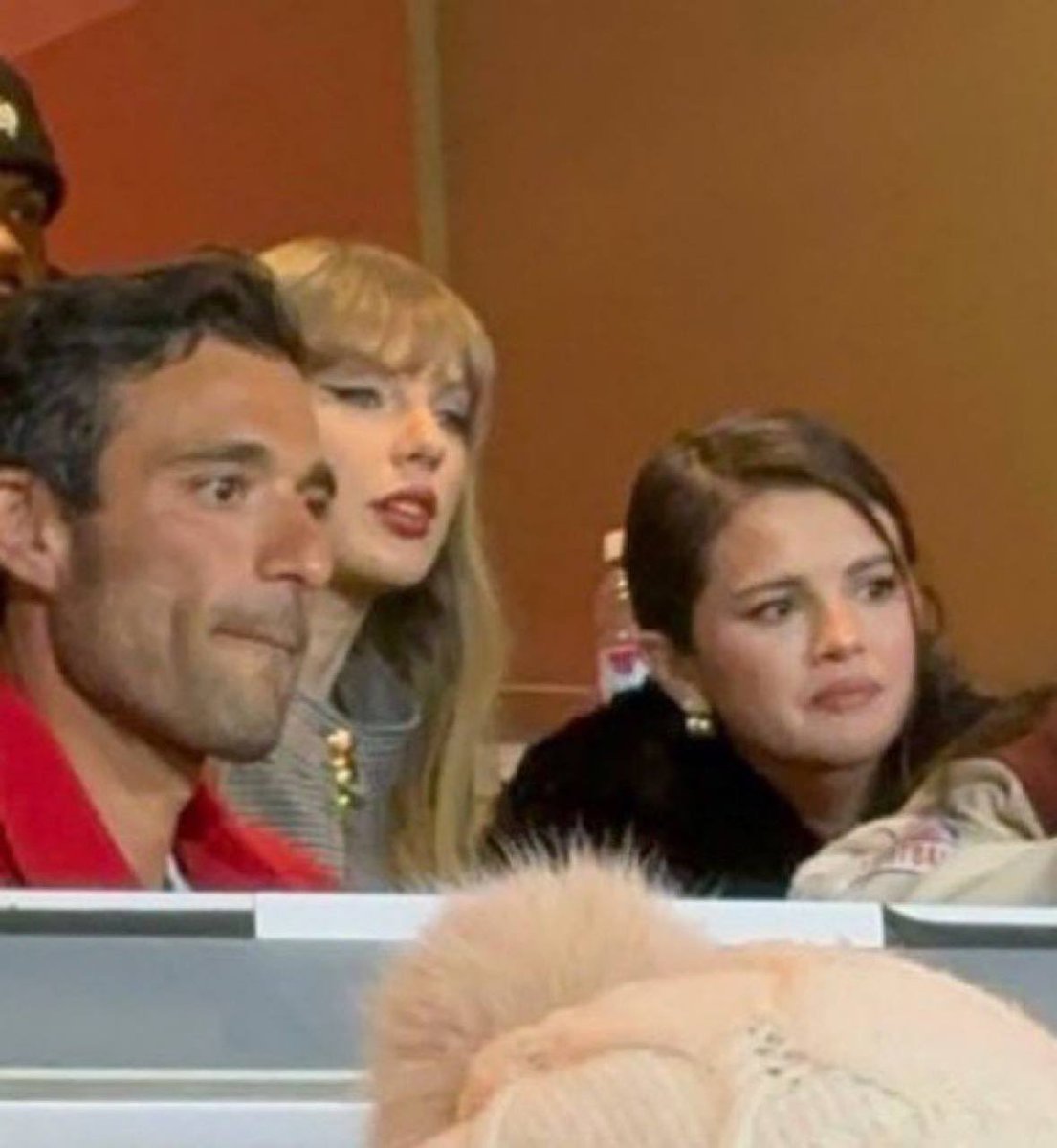 turadarmundial's tweet photo. Taylor Swift y Selena Gomez en el juego de los Chiefs. https://t.co/MicyxeJsE8