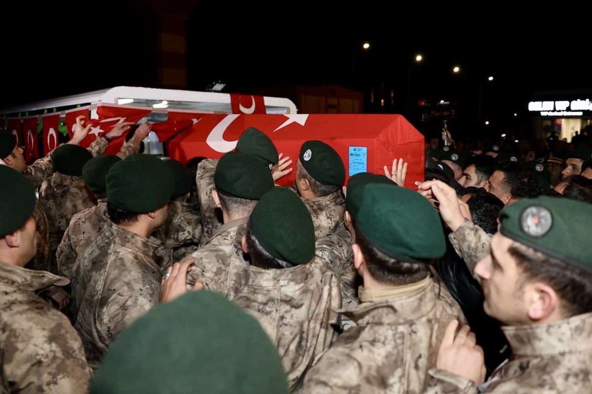 halitdoganbsk's tweet photo. Ey şehîd oğlu şehîd, isteme benden makber, 
Sana âgûşunu açmış duruyor Peygamber. 🇹🇷 

İstanbul’da gerçekleşen Narkotik operasyonunda açılan ateş sonucu şehit düşen Samsunlu kahraman Polisimiz Emre Albayrak’ın naaşını karşıladık. 

Şehidimize Allah’tan rahmet; ailesine, sevenlerine ve tüm hemşehrilerimize sabır diliyorum. 

Milletimizin başı sağ olsun.
Ruhu şad, makamı âli olsun. 🇹🇷