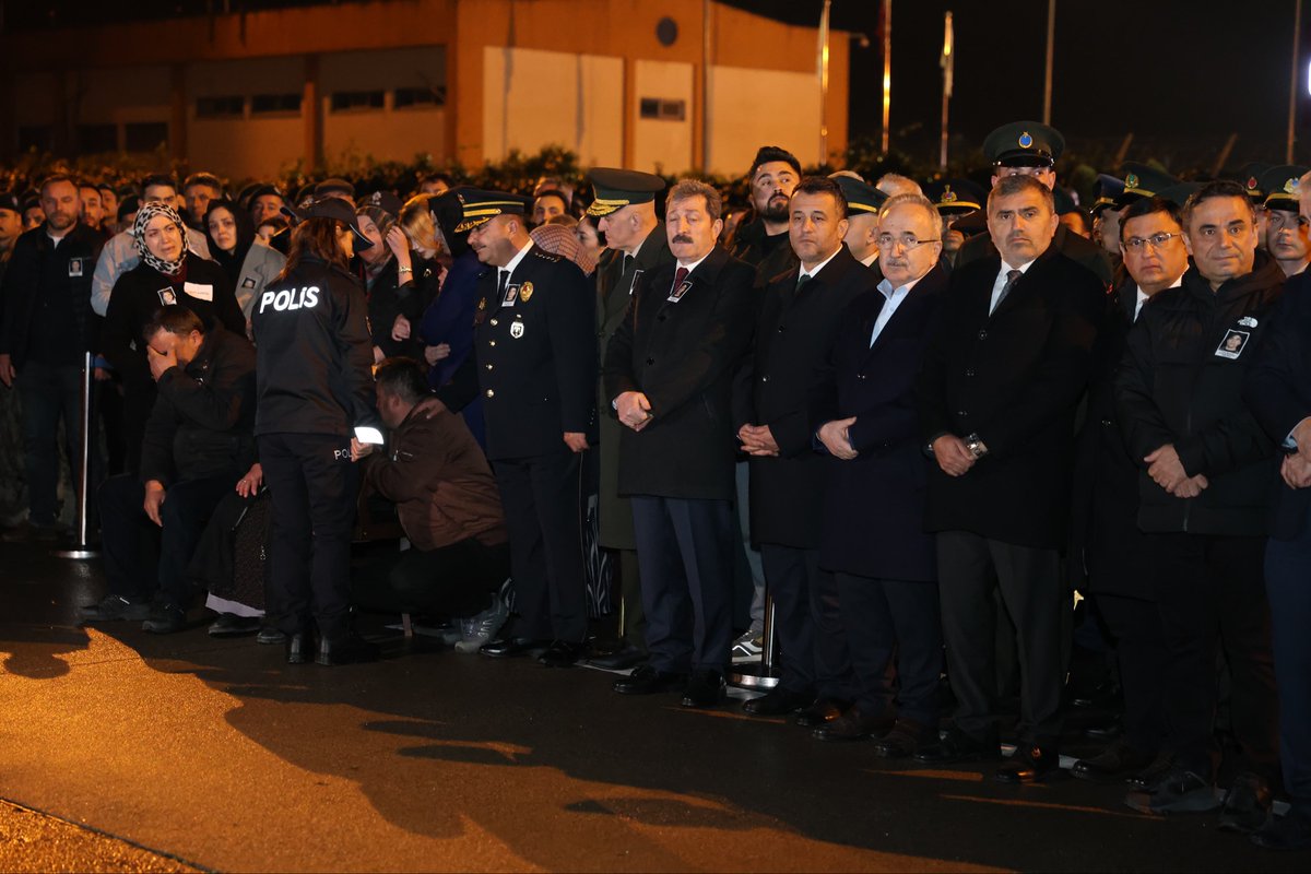 halitdoganbsk's tweet photo. Ey şehîd oğlu şehîd, isteme benden makber, 
Sana âgûşunu açmış duruyor Peygamber. 🇹🇷 

İstanbul’da gerçekleşen Narkotik operasyonunda açılan ateş sonucu şehit düşen Samsunlu kahraman Polisimiz Emre Albayrak’ın naaşını karşıladık. 

Şehidimize Allah’tan rahmet; ailesine, sevenlerine ve tüm hemşehrilerimize sabır diliyorum. 

Milletimizin başı sağ olsun.
Ruhu şad, makamı âli olsun. 🇹🇷