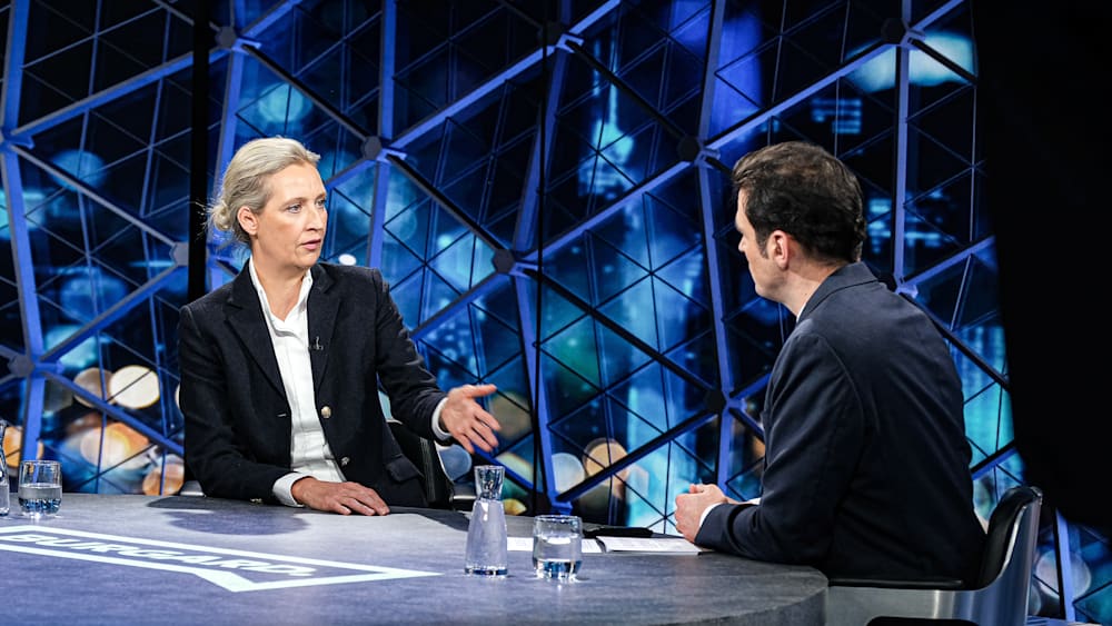 ❌#Welt, du beleidigte Leberwurst! 😡❌

Da führt man ein Interview mit Alice #Weidel – und was macht der liebreizende Moderator Burgard von WELT? Er beugt sich breitbeinig über sein Mikro, schaut mit verschmitztem Lächeln in die Kamera und denkt sich: „Ja, genau, wir drehen ihr