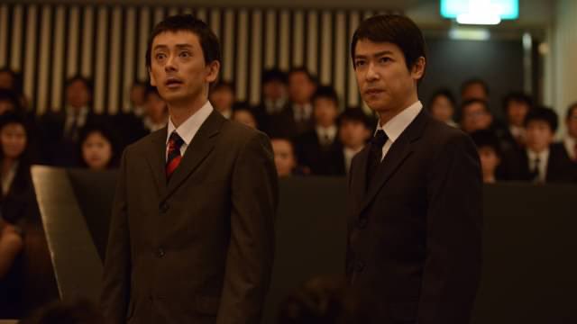natsui_tanoshi's tweet photo. 今更半沢直樹観てるんですけど、どう考えてもおじさんなのに前髪の分け方変えただけで新卒だと言い張ってるの面白すぎる https://t.co/Es6aDcybNb