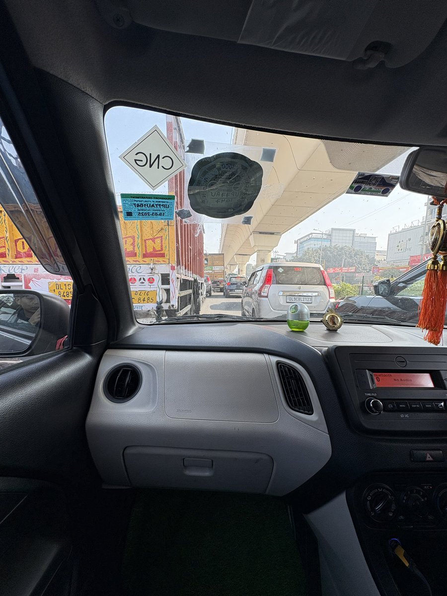 इस शहर में आते हुए मेरा सुकून कहीं पीछे छूटता चला गया था। मैंने इस शहर में सुकून की तलाश की भी नहीं मुझे पता था इस शहर के पास वो है भी नहीं यहाँ सब रफ़्तार का खेल है जहाँ सुकून ठहर ही नहीं सकता।