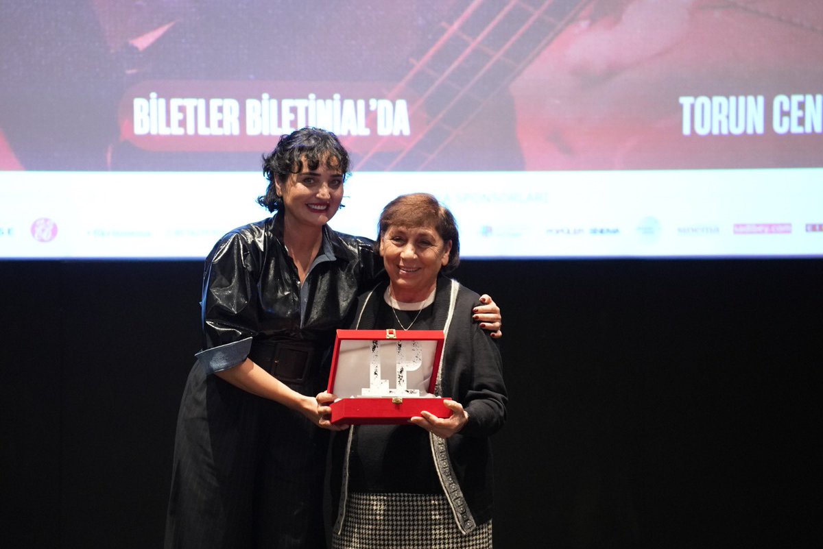 lpmusicfilmfest's tweet photo. En iyi belgesel ödülünün sahibi Bir Orkestranın İzinde oldu. Filmin ödülünü, jüri üyemiz Fadik Sevin Atasoy filmin kahramanlarından biri olan Ezel Gönül Acar’a takdim etti. Tebrik ediyoruz! https://t.co/ilj29nvd0d