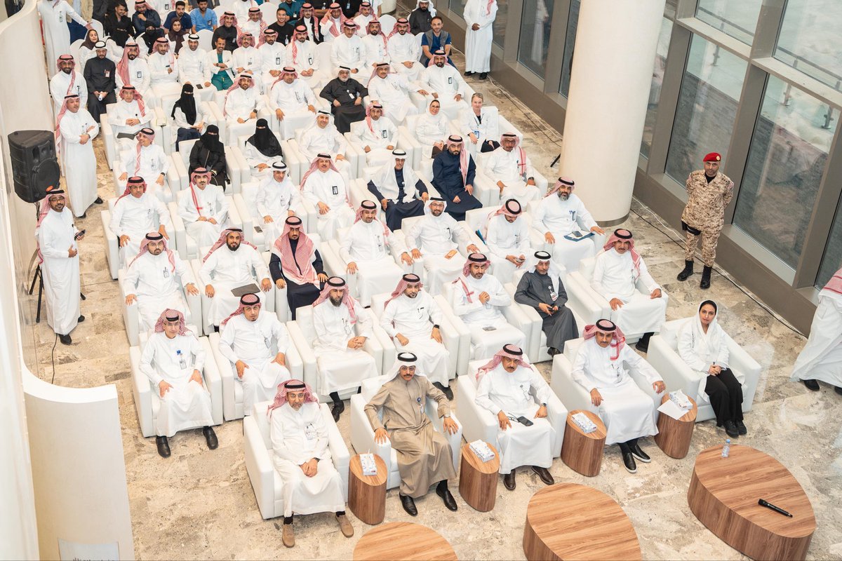 معالي المدير العام التنفيذي بالشؤون الصحية بوزارة الحرس الوطني الدكتور بندر القناوي، يتفقد مستشفى الملك عبدالله التخصصي بالقصيم، حيث اجتمع بقيادات الشؤون الصحية، والأطباء، وكافة موظفي المستشفى. بهدف التأكد من جاهزية المستشفى لتقديم خدمات صحية متقدمة بأعلى معايير الجودة، استعدادًا