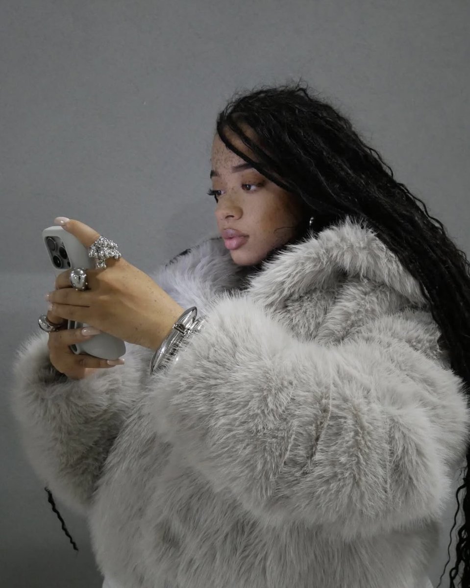 shayyyyworld's tweet image. Chrome girl season ❄️🥶