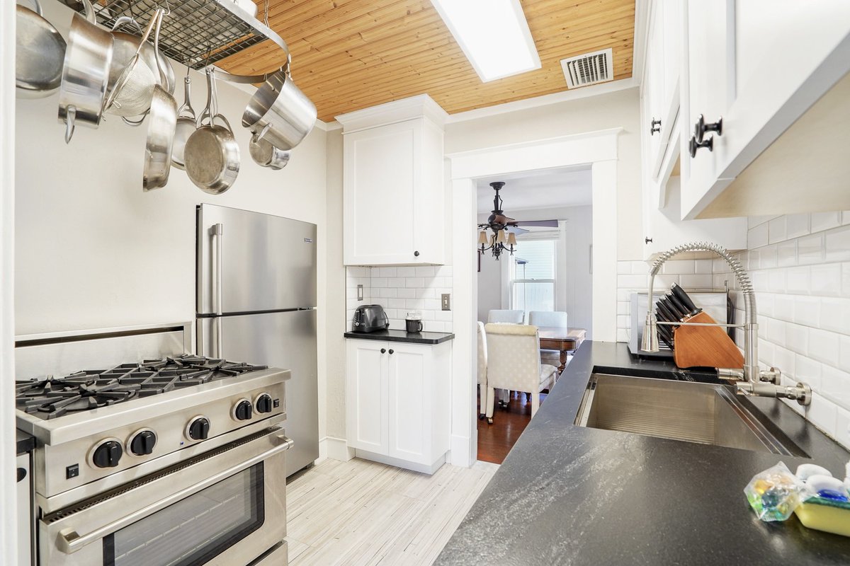 For rent in Old Northeast St. Pete! ❤️

This Craftsman cottage sits gracefully on a quiet, tree-lined street in the historic Old Northeast neighborhood of St. Pete!

📍1216 3rd St N, St. Petersburg, FL
🛏️ 3 Beds | 🛁 2 Baths | 📐 1,200 SqFt

🔗 zillow.com/homedetails/81…