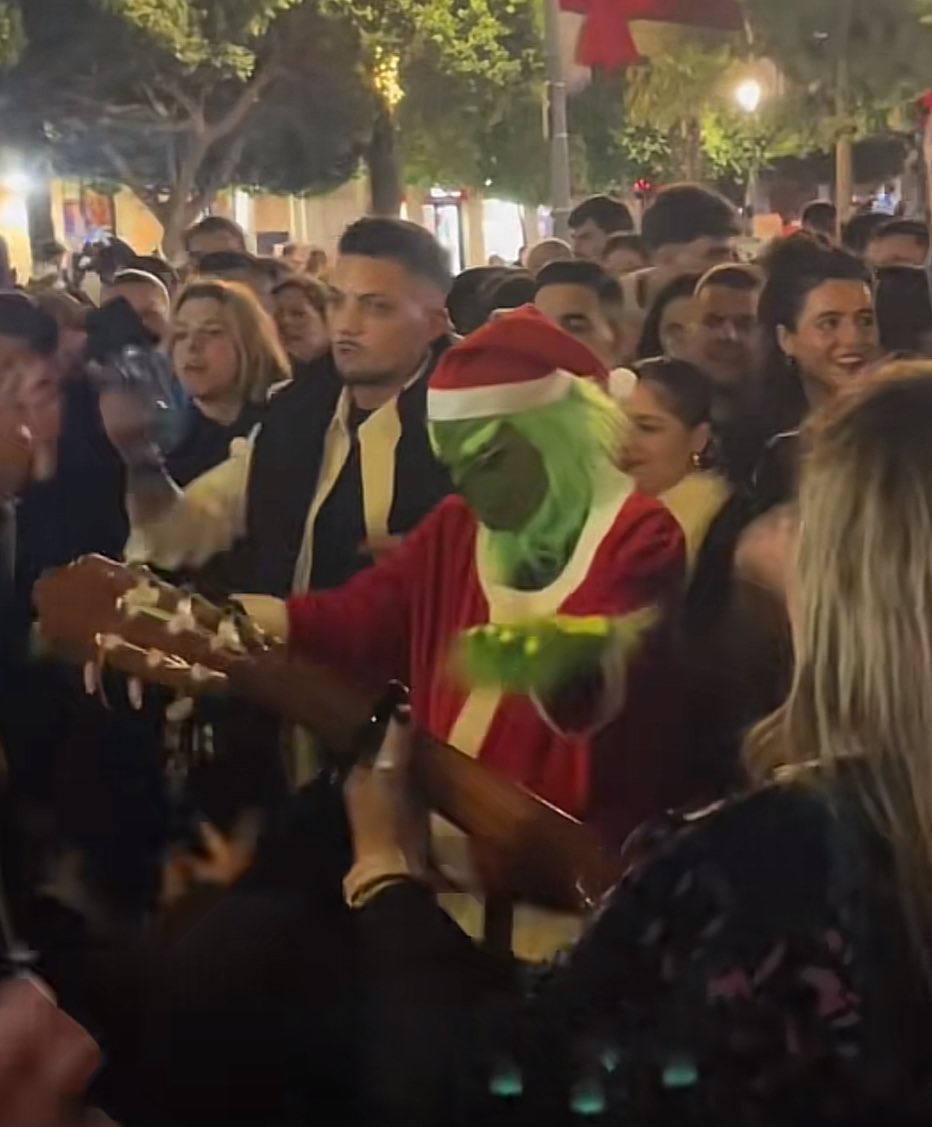 Y dejamos ya el tema "Zambombas", o circo como lo querais llamar.

Siento pena en lo que se ha convertido nuestra Navidad, no todo es dinero.

La Plaza de la Asunción y Arenal daba pena verla y ya el Gallo Azul ni te cuento, esperemos que los Jerezanos hagamos autocrítica de esto