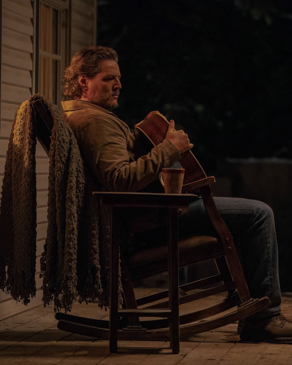 i know this is a sad moment but my brain can’t stop thinking about kneeling in front of joel so i can make him feel good while he watches 🫦