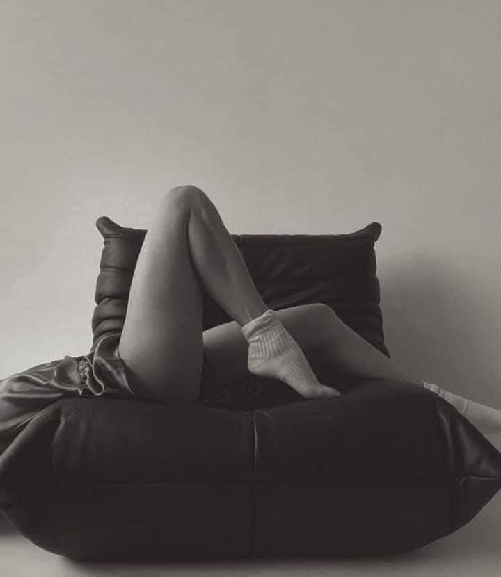 Atardecer_90's tweet photo. "Ella tiene esa mezcla incomprensible
de mujer 
oscura y dulce.

Y es precisamente 
el bien y el mal 
que explota 
dentro de ella

lo que la hace 
jodidamente irresistible".

          - De la Red https://t.co/KoYIn8CaFu