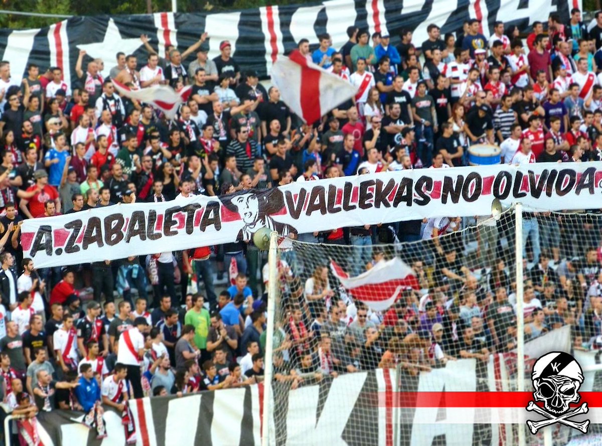 Como cada 8 de diciembre volvemos a recordar tú memoria, Aitor.

27 años desde que neonazis arrebataron tu vida solo por seguir a tu equipo.

¡Aitor Zabaleta, siempre en nuestra memoria!