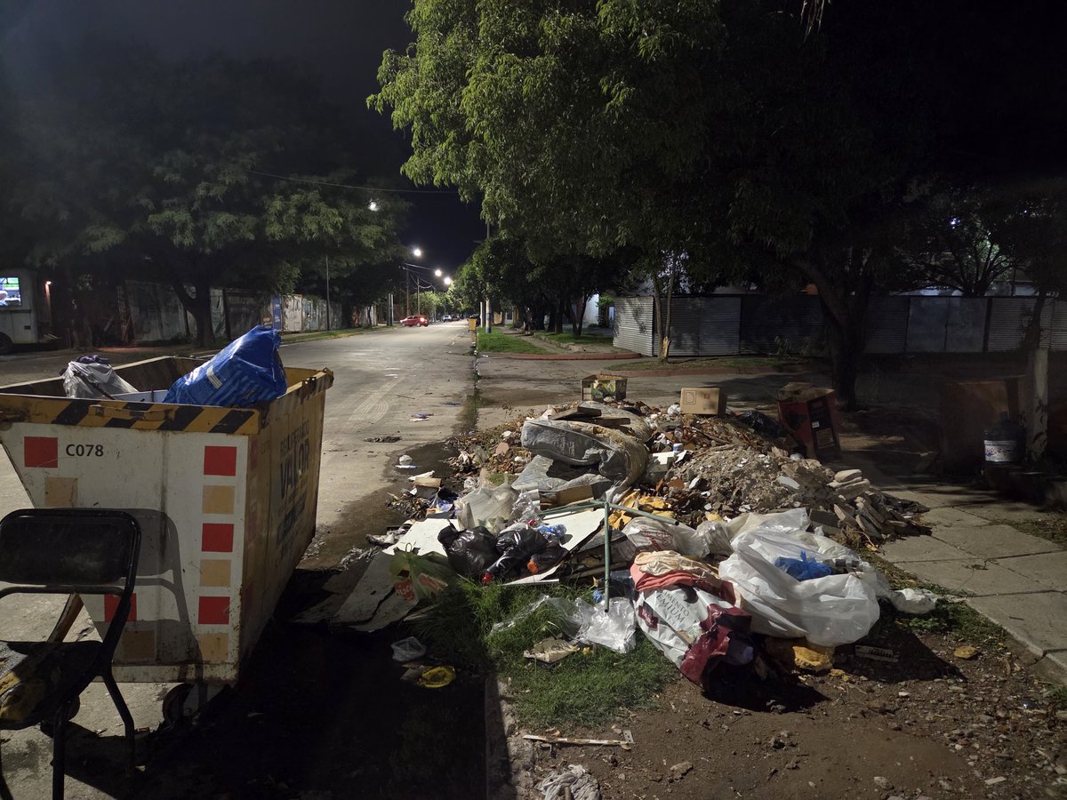 Tremendo basura que incluye escombros, muebles, colchones y alimañanas en Ejército Argentino, pleno Javier Diaz, detrás de la entrada a los edificios nuevos. 

<a href="/MuniCba/">Municipalidad de Córdoba</a> <a href="/PasseriniOk/">Daniel Passerini</a> <a href="/ElDoce/">El Doce</a> <a href="/LAVOZcomar/">LAVOZcomar</a> <a href="/gobdecordoba/">Gobierno de Córdoba</a>