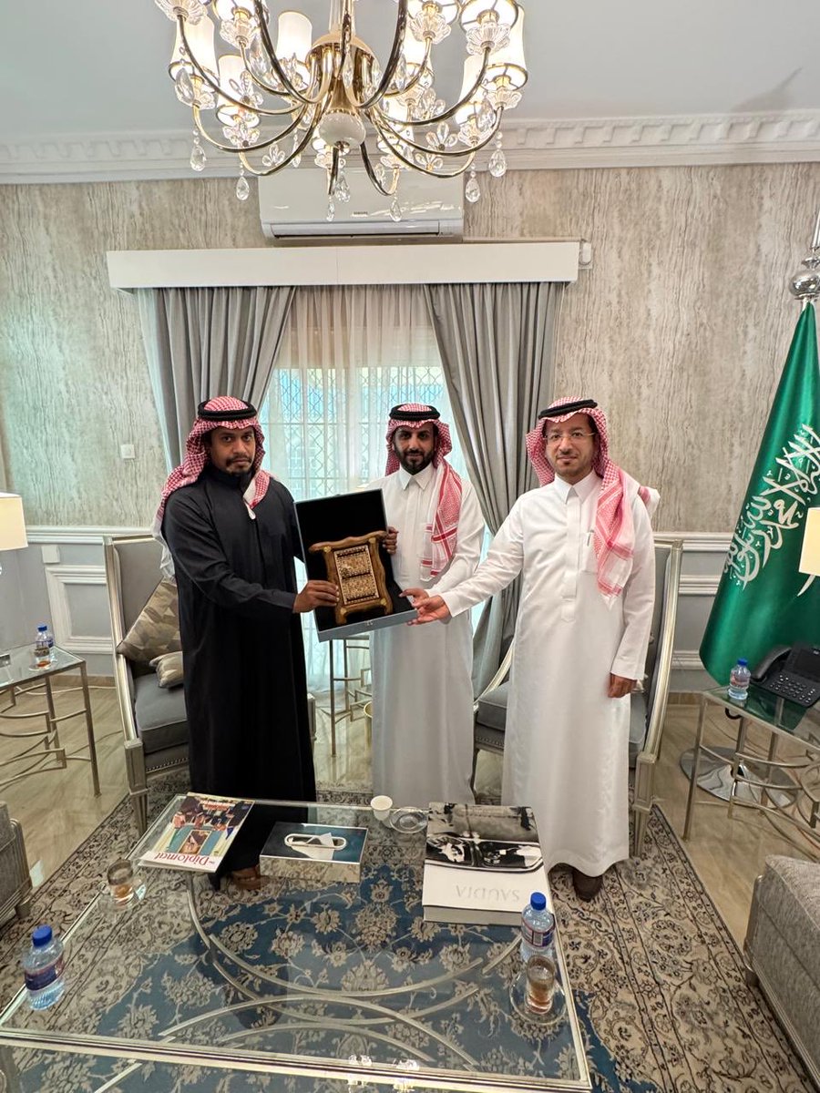 KSAembassydj's tweet photo. إستقبل سعادة السفير الأستاذ/ مترك بن عبدالله العجالين بمقر السفارة، وكيل وزارة التعليم للتعليم العام د. حسن خرمي، ووكيل وزارة التعليم لتنمية قدرات الطلاب د. سعد الحربي، والوفد المرافق ، وجرى خلال اللقاء تبادل الأحاديث الودية والمواضيع ذات الاهتمام المشتركه . https://t.co/hEtgo7gutE
